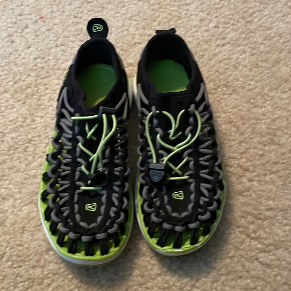 Keen sandals in excellent condition. Maybe worn a couple times. Size 1 Kids